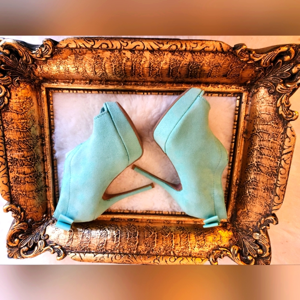 Tiffany Blue Suede peep toe heel bootie Size 6 1/2 (P2)